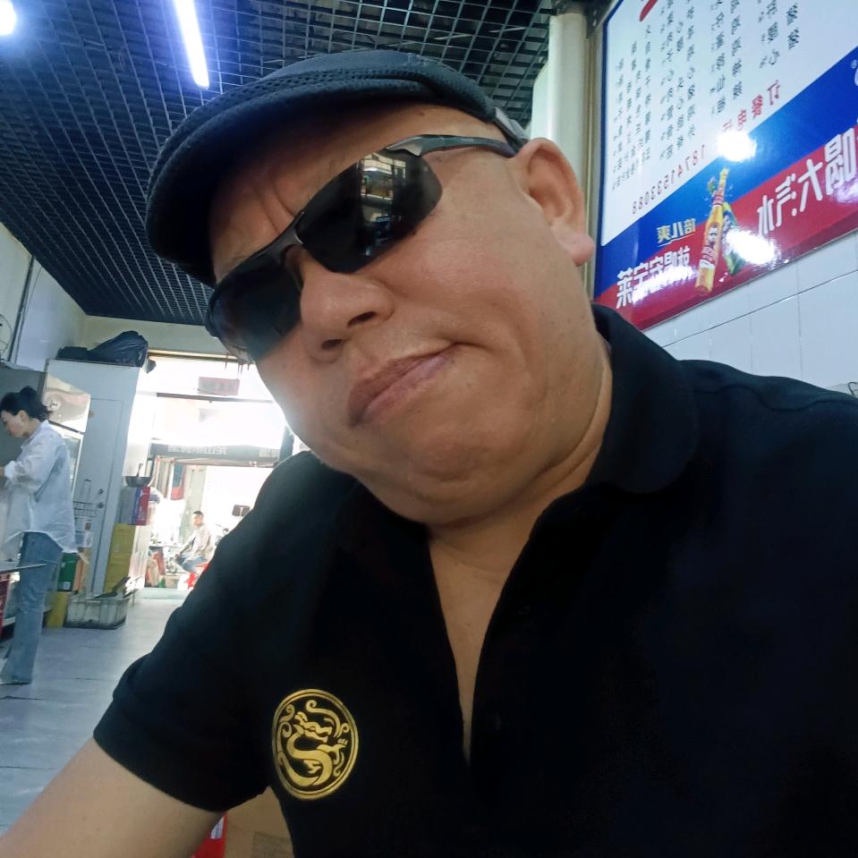 墨镜哥