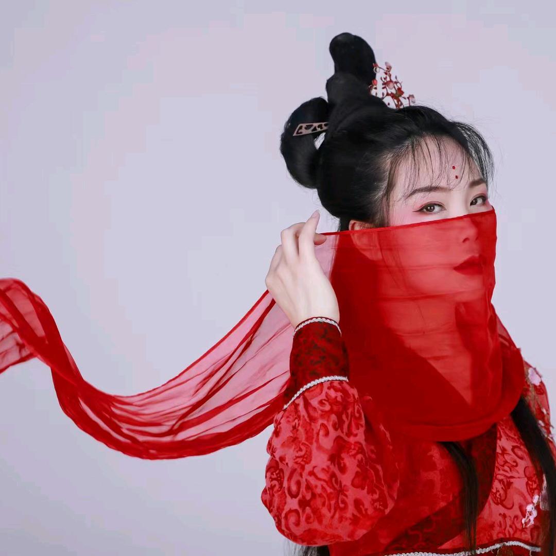 爱美食的女孩