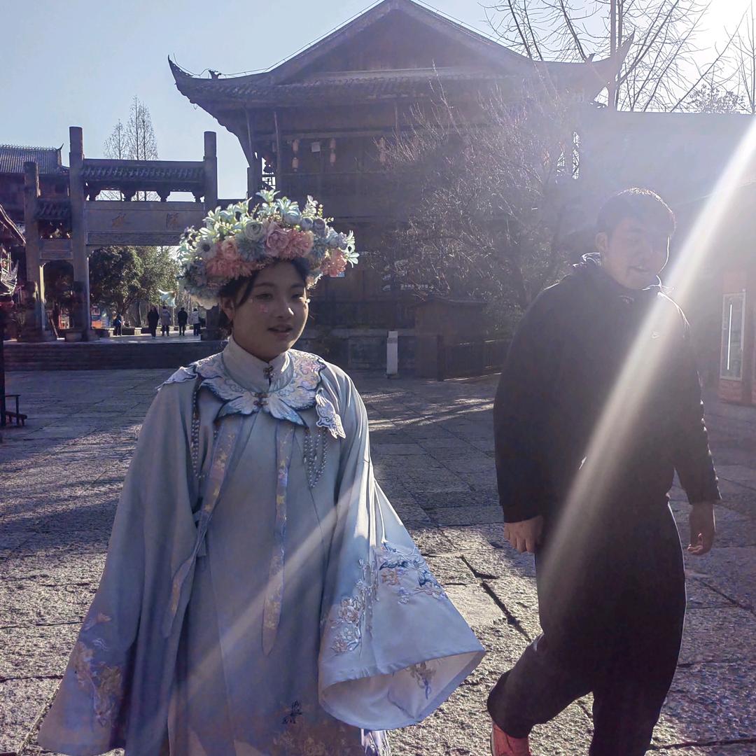 寒风里的一朵红梅花