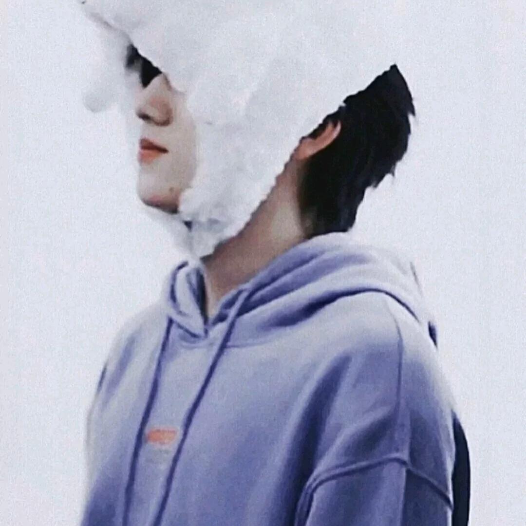 头戴小白帽
