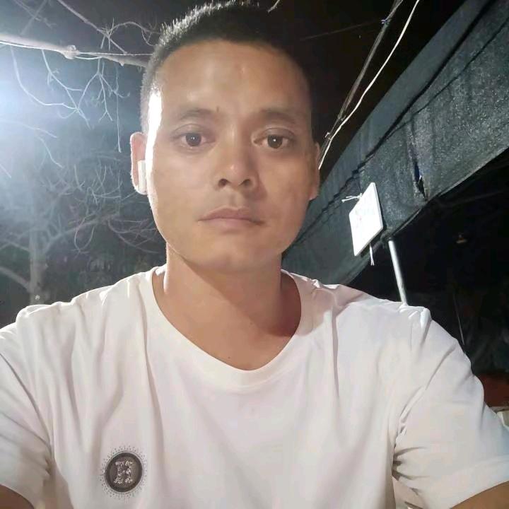 《单亲爸爸一个人在外闯荡》