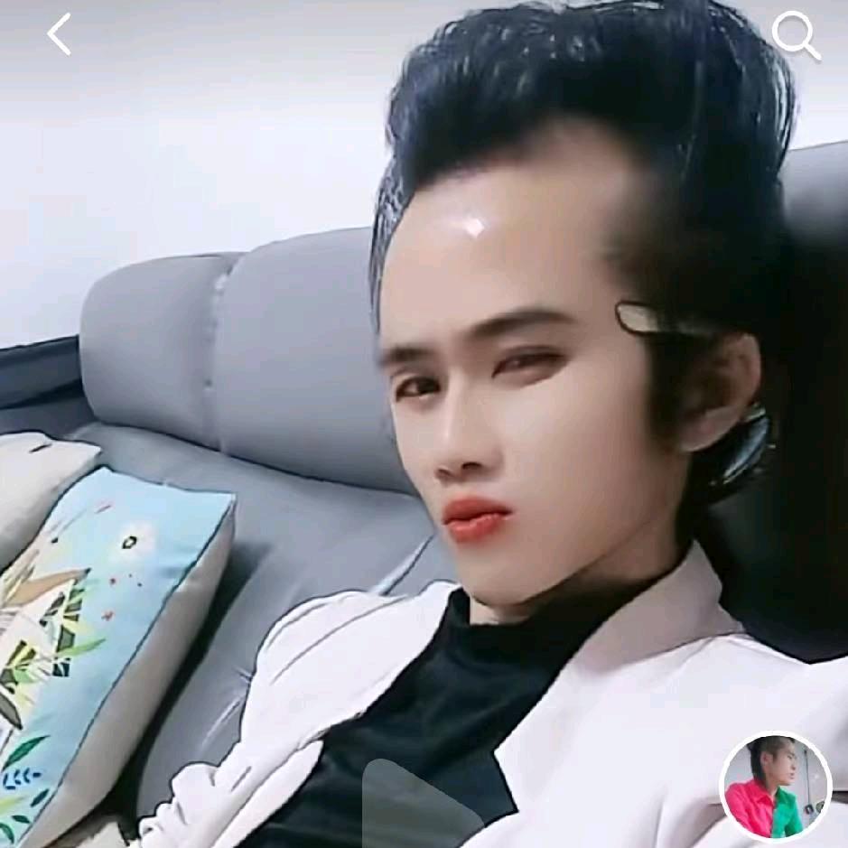 小伟一个人独来独往。