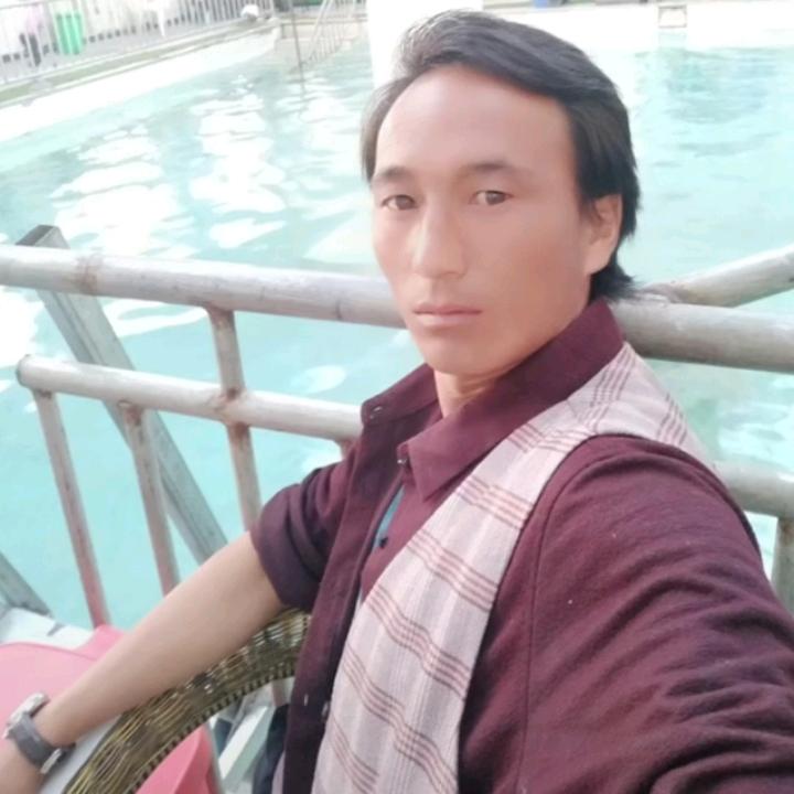 开心男子好好想