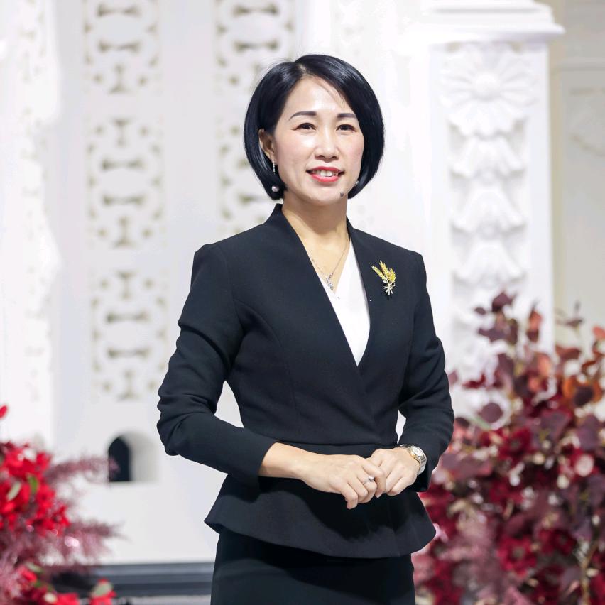 丽波酒店村长曾英秀