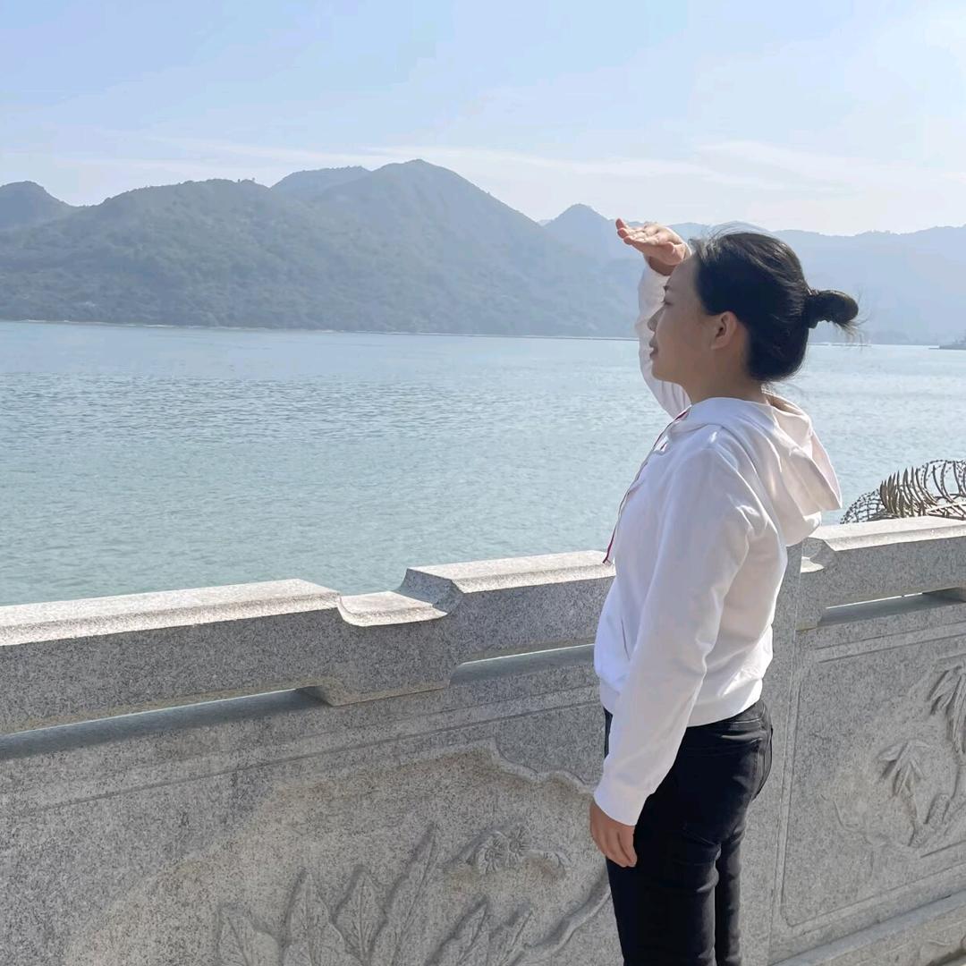 淡然一笑