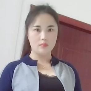 秋梅，一个人。