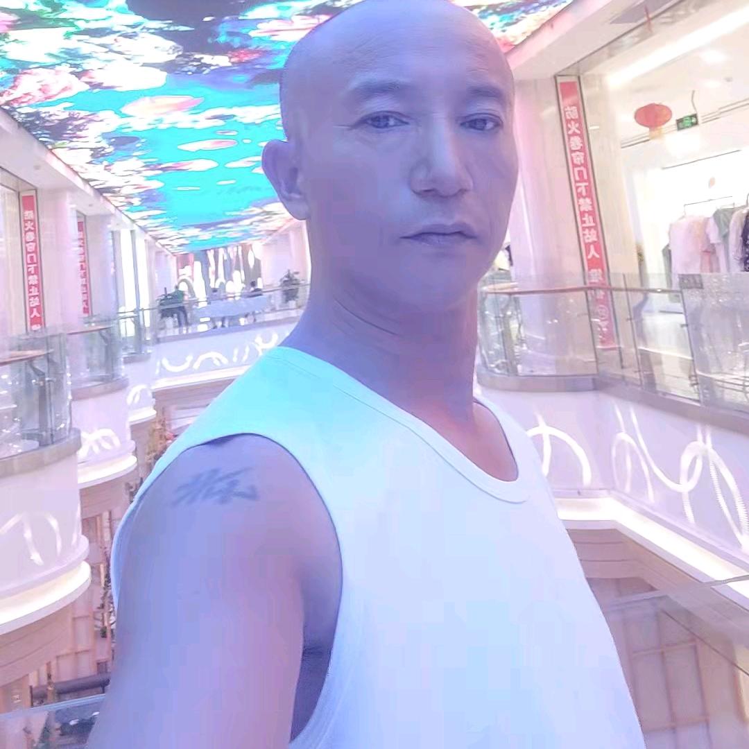 黑哥一个人在路上