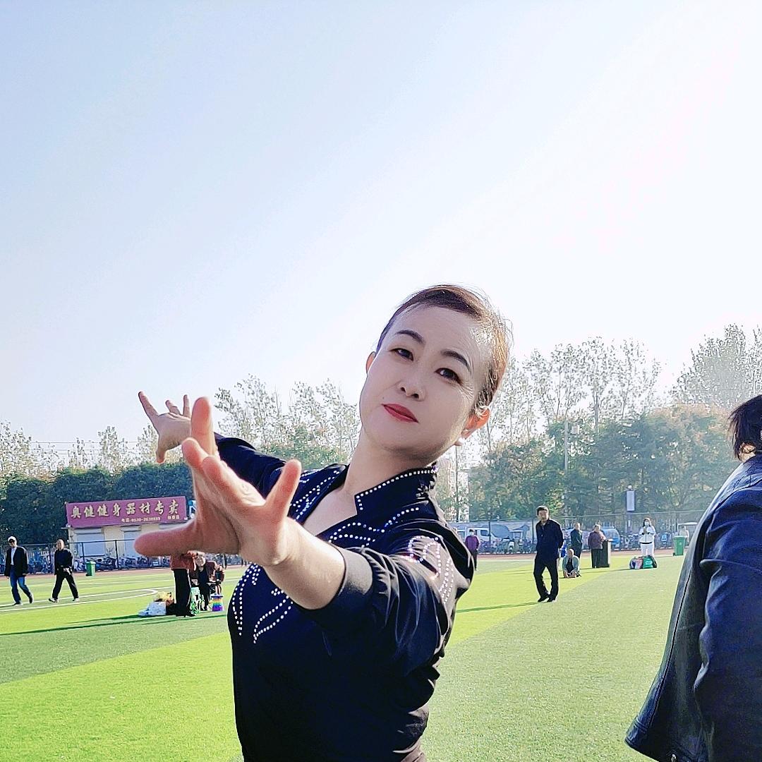 英英玉立