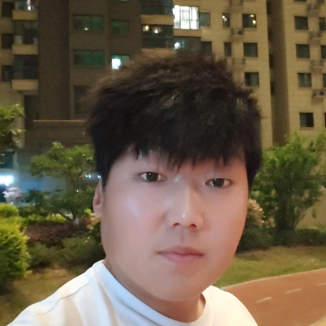 揉半挂的小伙子