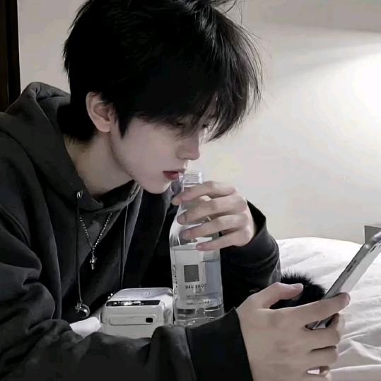 泪水打湿红领巾