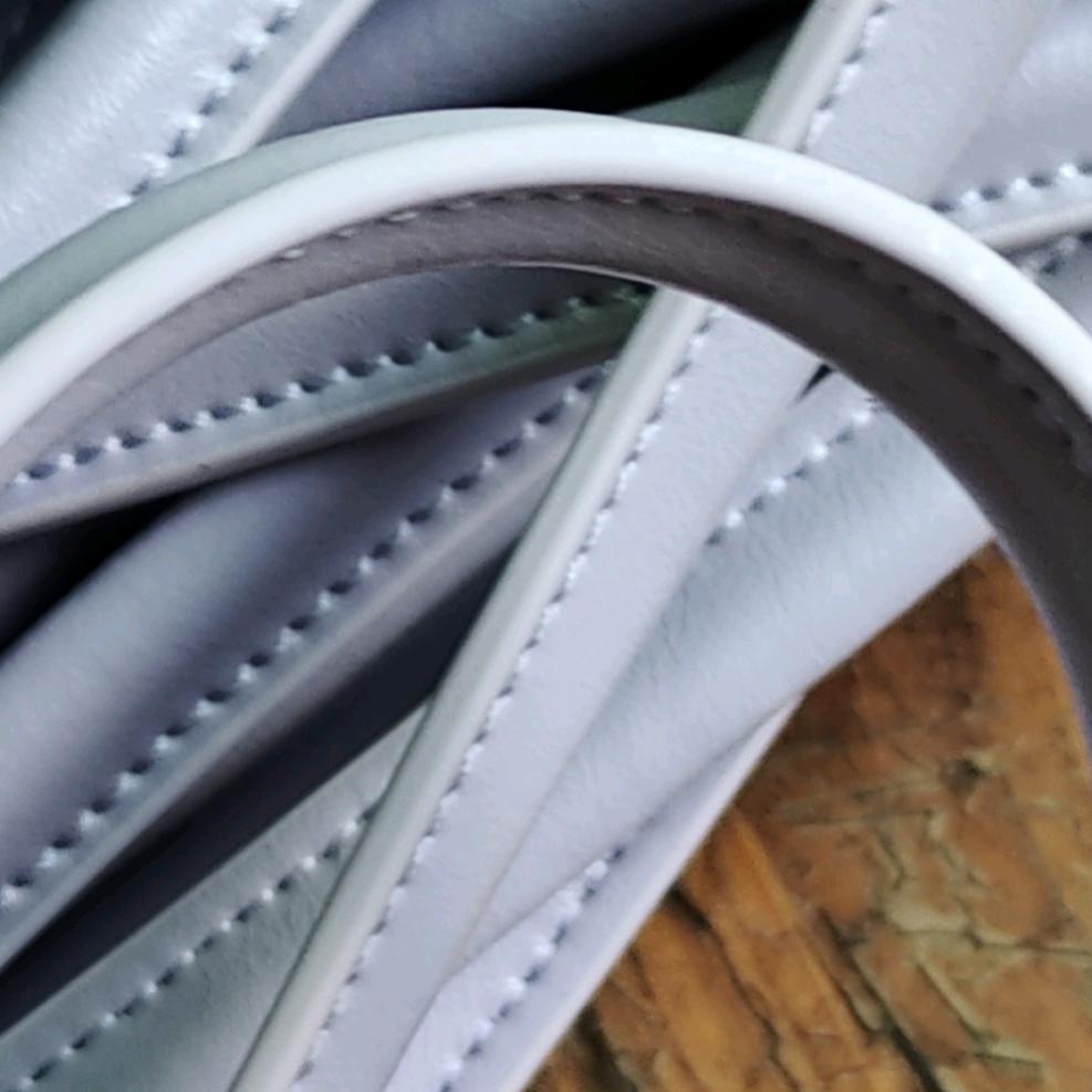 本厂承接手袋和五金。加工厂