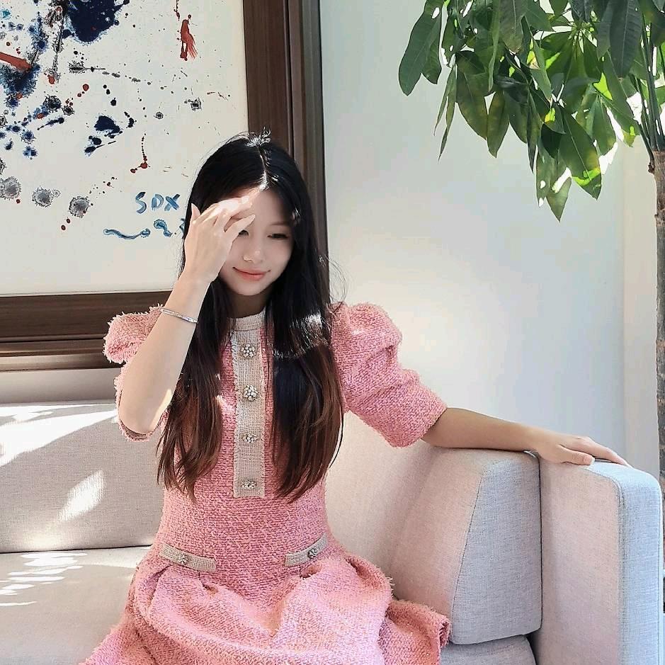Yy<