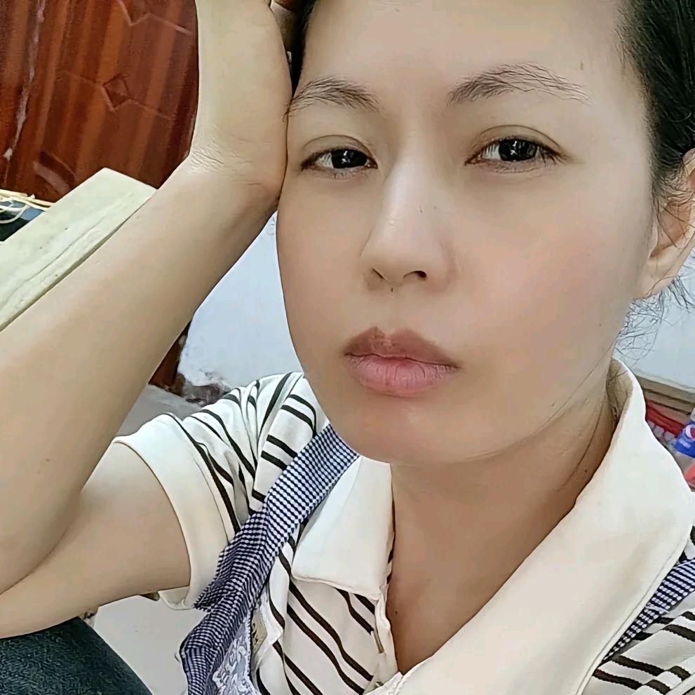 黃梅（单亲妈妈）