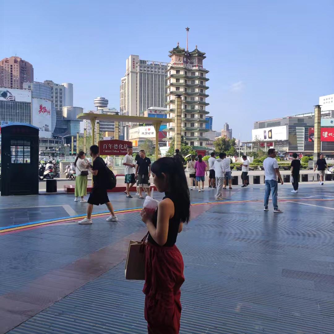 开心一家人。