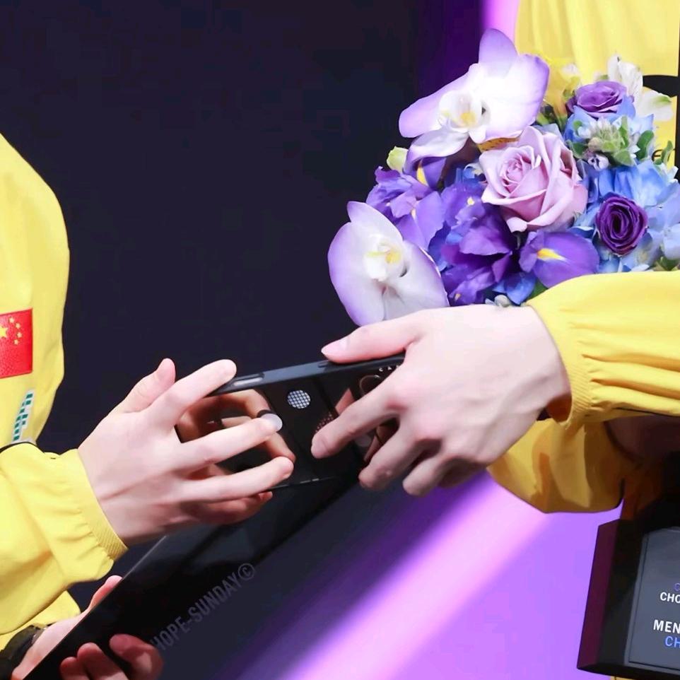 奥特曼爱喝哇哈哈