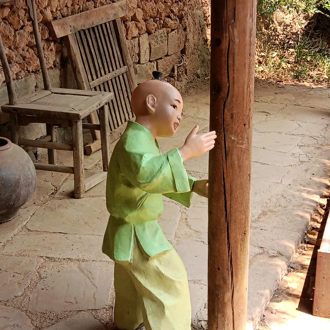 擦着眼睛👀流着泪