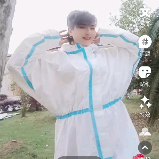 装修刮腻子的女汉子