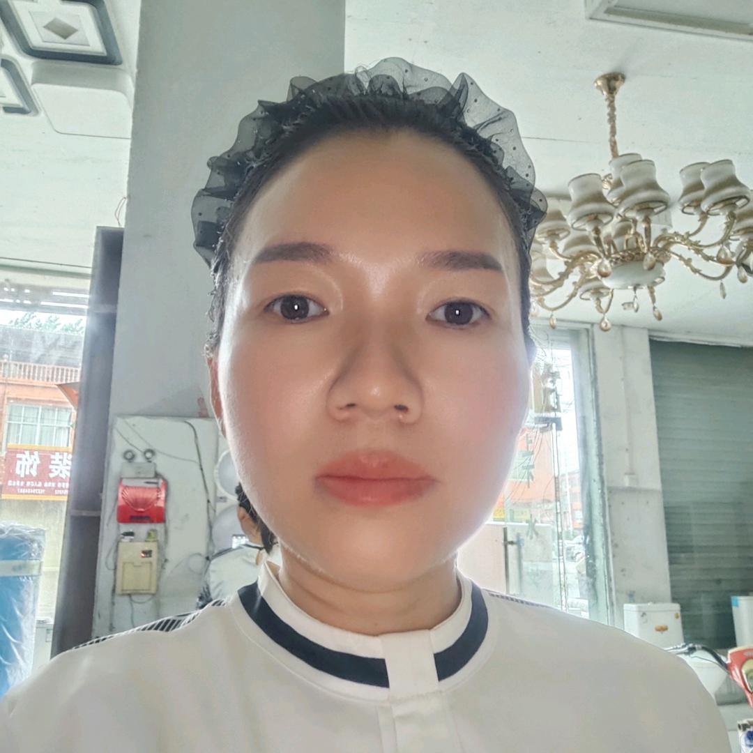英虎收玉米棒子