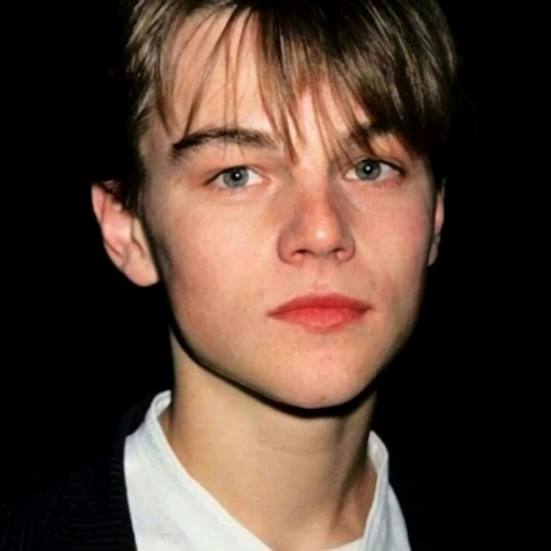 游乐场阴凉处有辆车