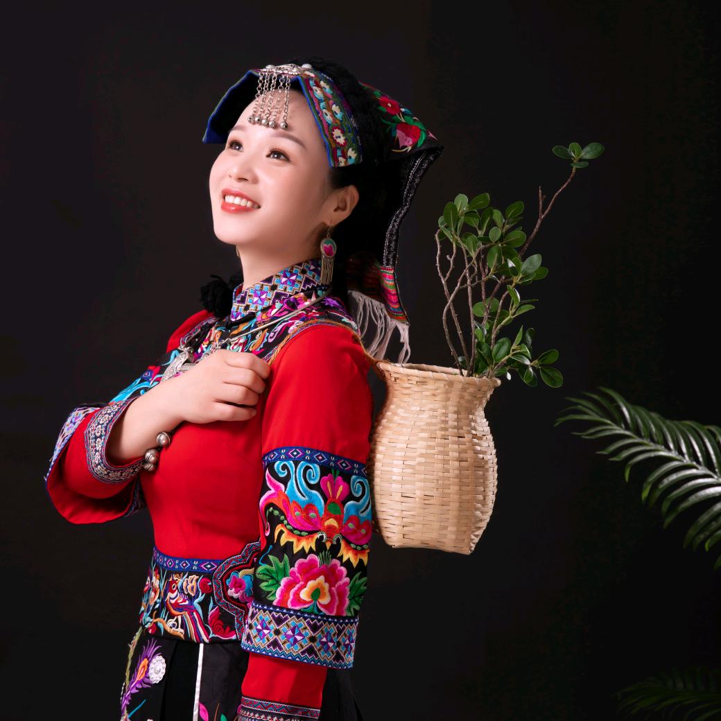 主持人安陆土家妹丽娜