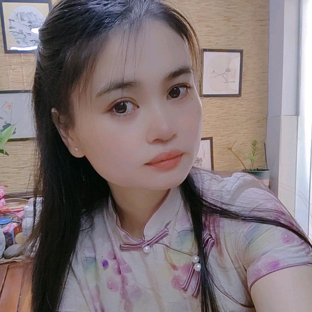 弹古筝的龙姑姑