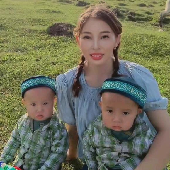 牧民小妇女和双胞胎