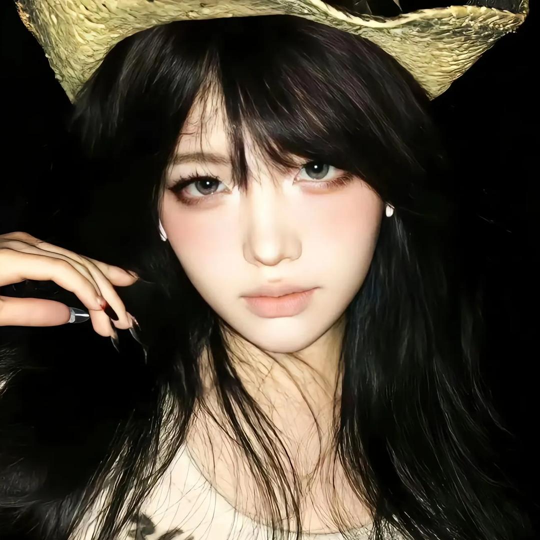 阳光下的小黑猫