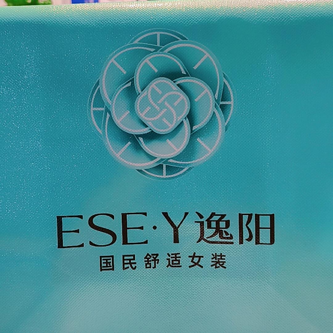 逸阳红红服饰穿搭