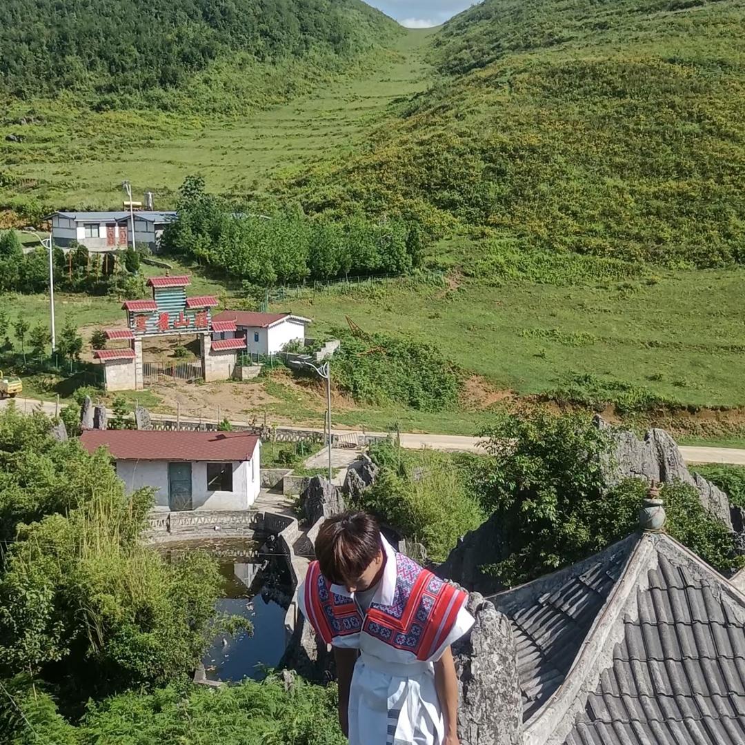 靠近一点。