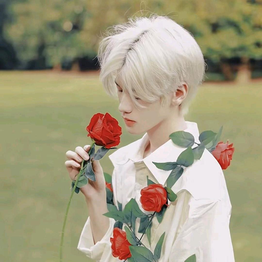 是个亓（qí）虱（shī）.