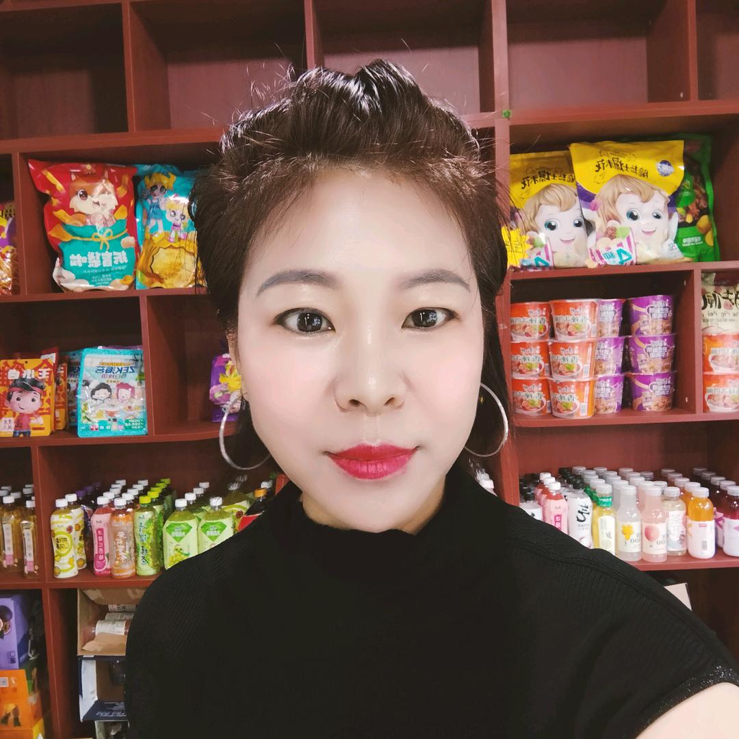 钢琴上的玫瑰