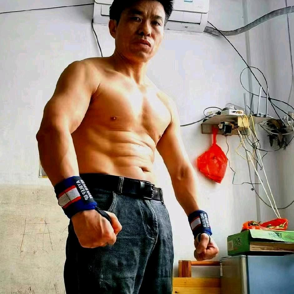 木桩上单手拳头俯卧撑