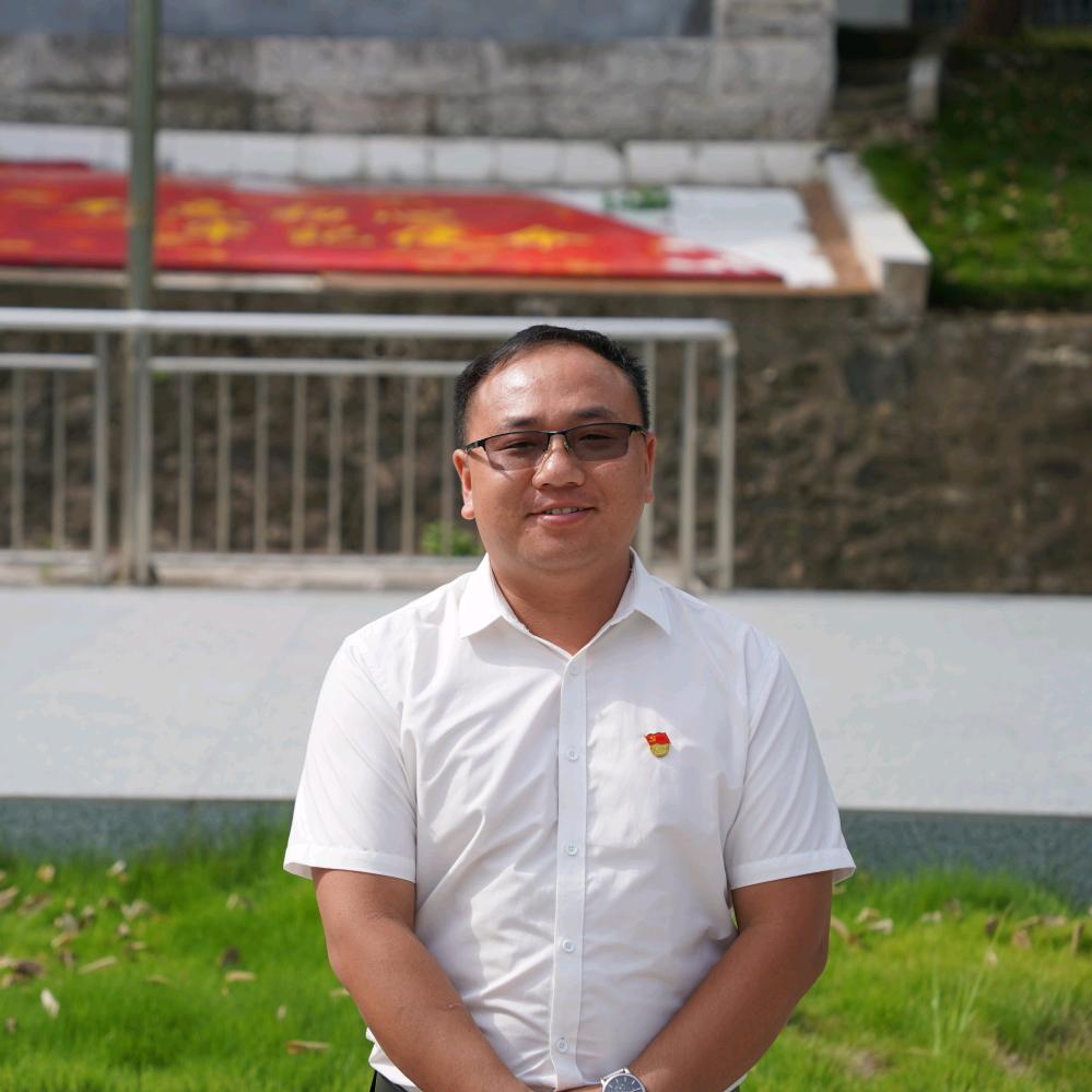 哈尼梯田边的村支书拖拉机