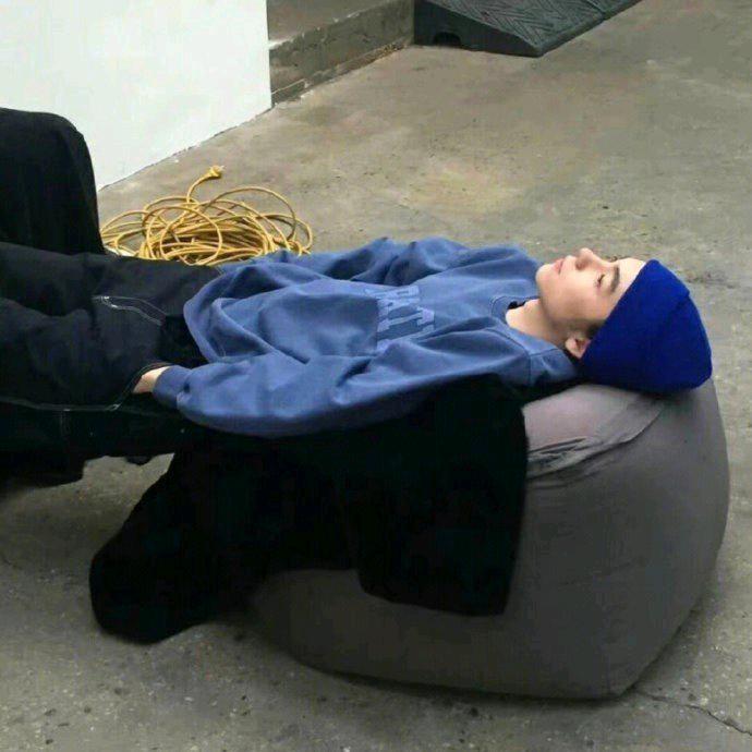 别和奇怪的我说话（只想睡觉