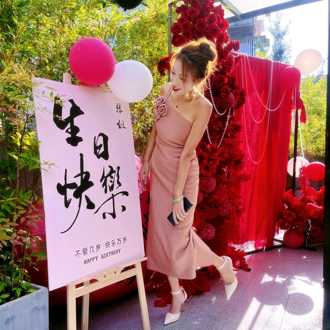 琴姐-在布达拉宫拍旱地拔葱