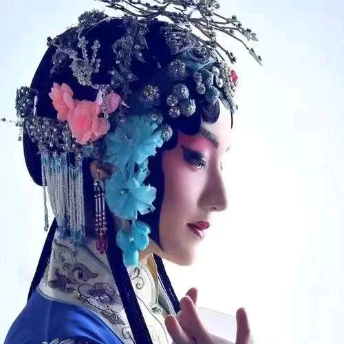 丽丽爱戏曲