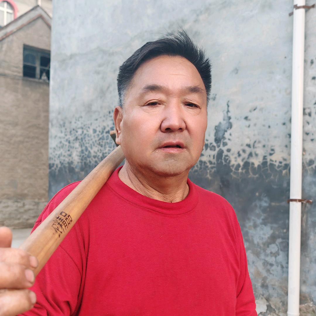 红衣大哥