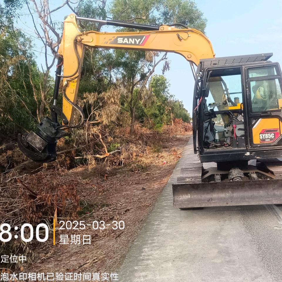 阿平开挖机夹木