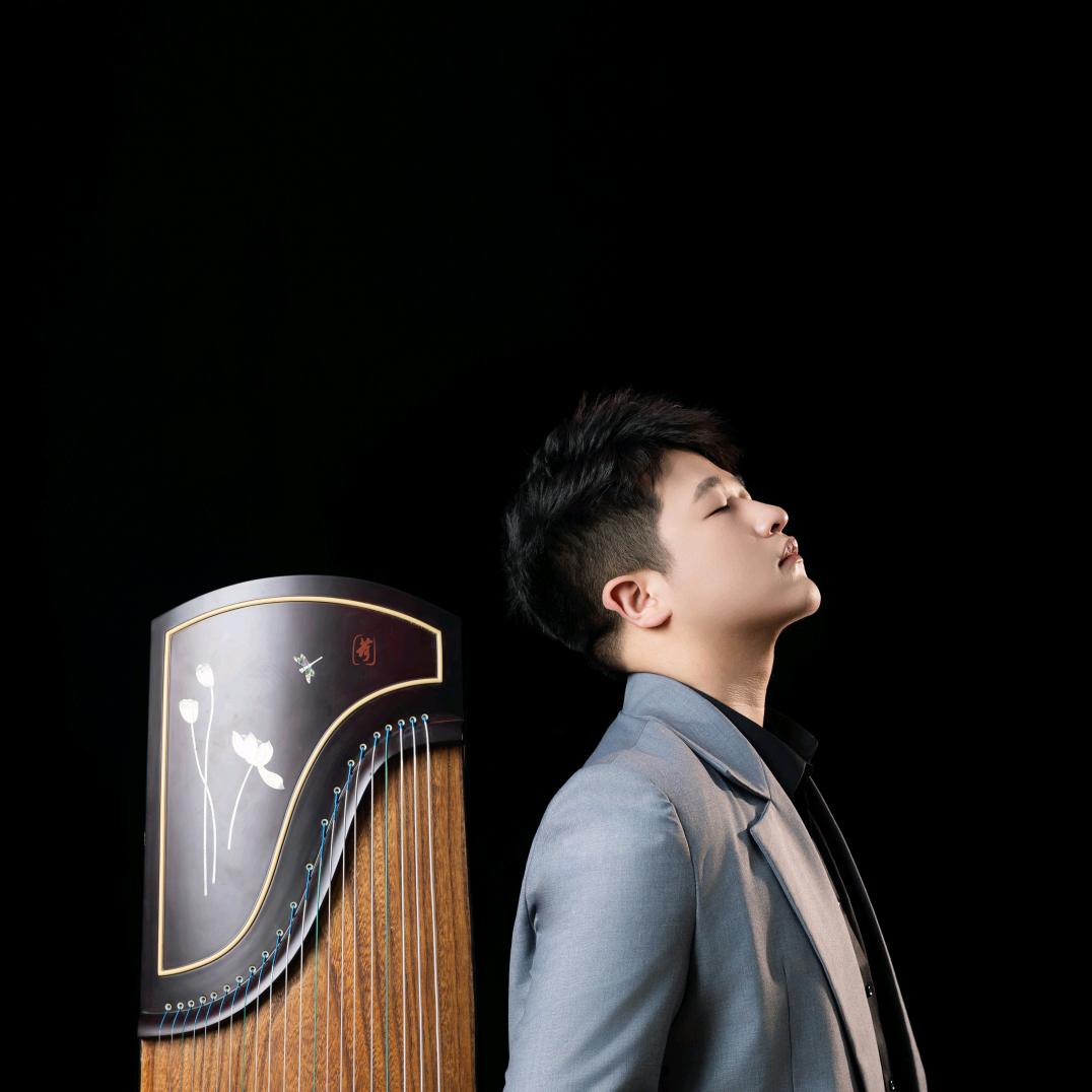 在滨海教古筝的吴鹏