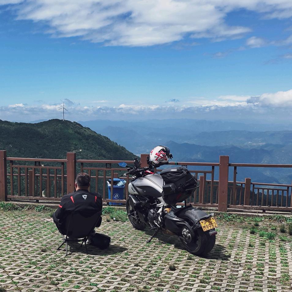 暗戳戳溜车的张老师🏍