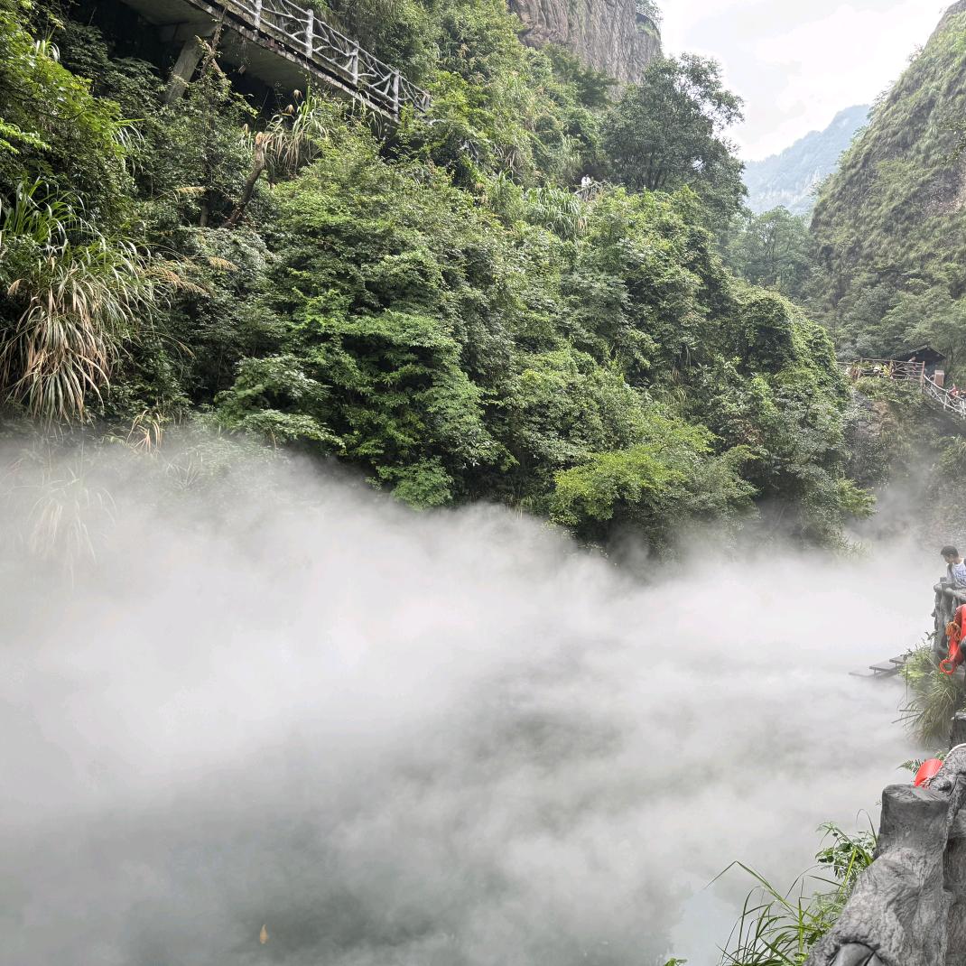 游山玩水。