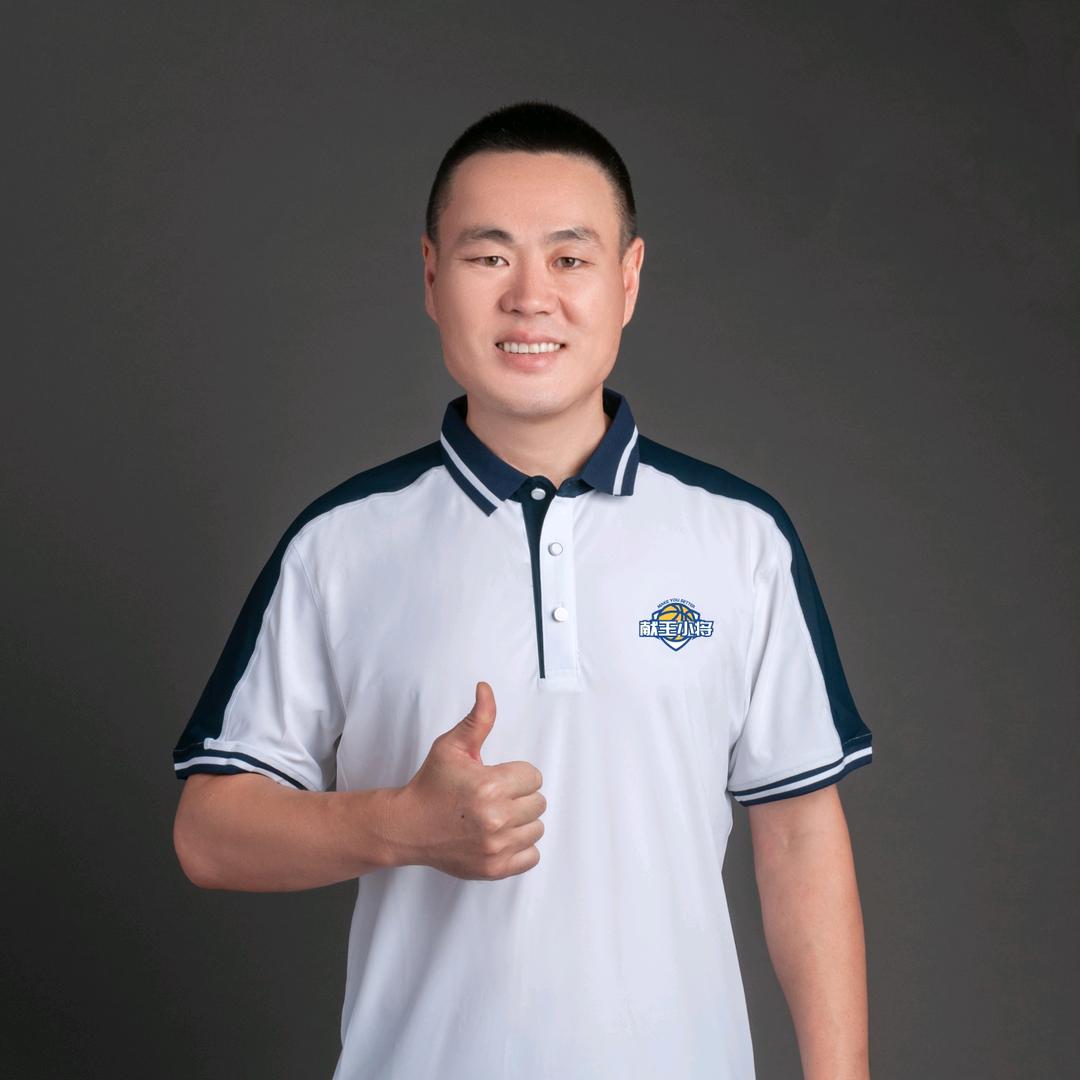 献县教篮球的张教练