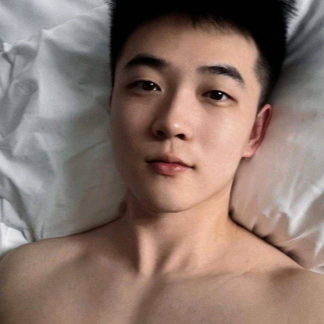 阳光爱笑的男孩