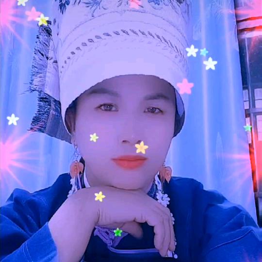 芦山手机店贴膜大姐