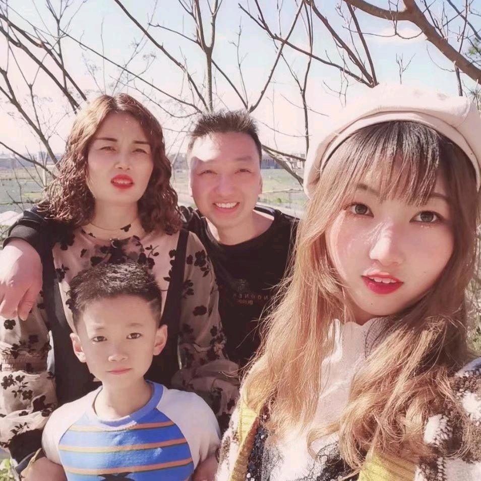 林满帽子钟表眼镜店小电器箱包店