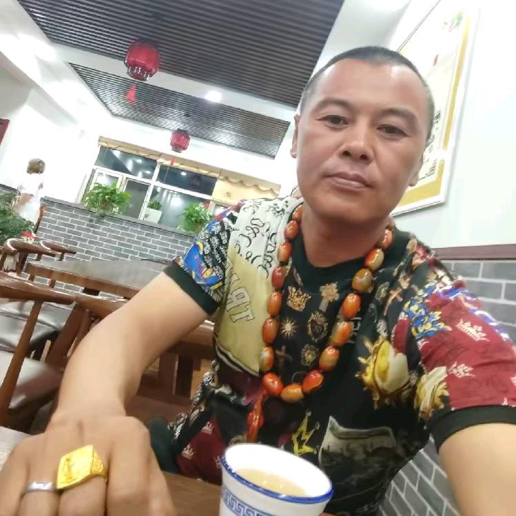 钢筋工人在一起户外唱歌