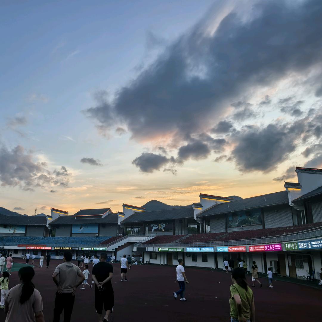 天 空  空 丶