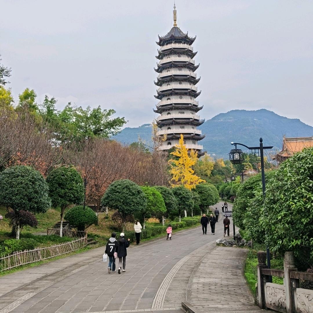 铭铭爱穿搭