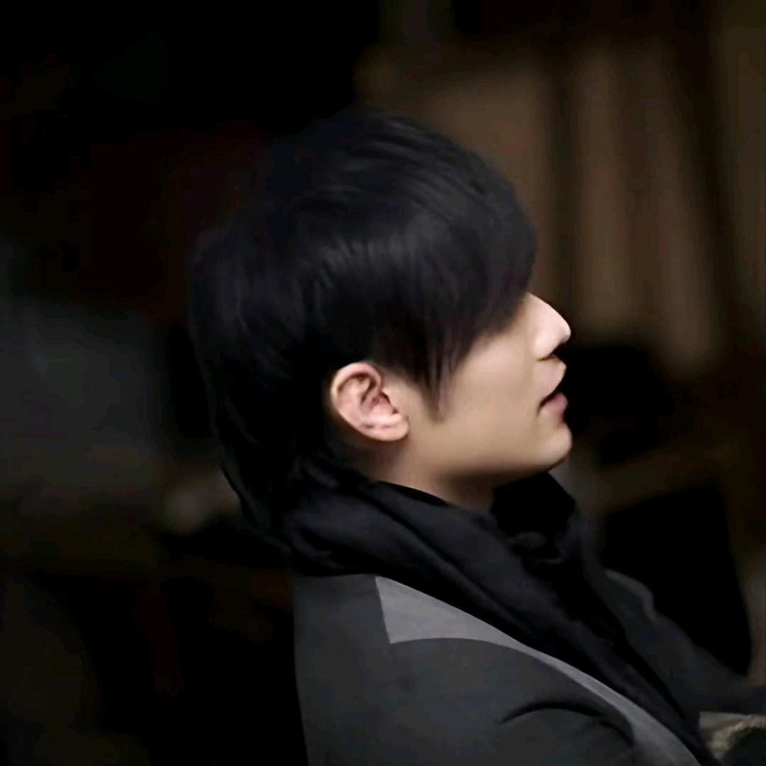 蜷缩在酒坛子里