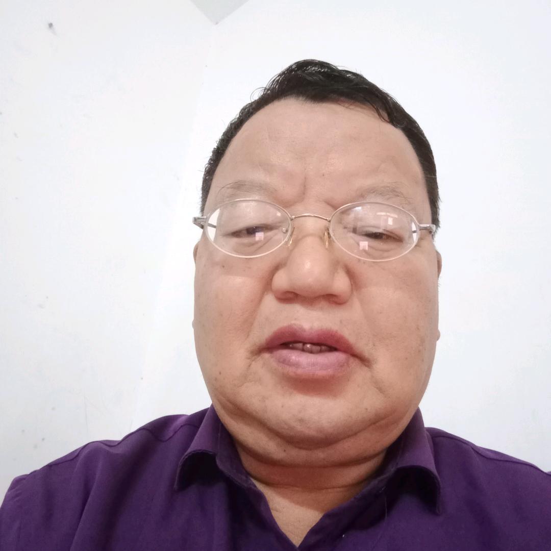 眼镜哥晚上8点10分唱歌娱乐